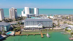 Un hôtel en bord de mer composé de plusieurs bâtiments, doté d’un port de plaisance et offrant une vue dégagée sur l’océan.