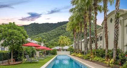 Mango Lagoon Resort - Tropical Bliss Near Palm Cove Esplanade