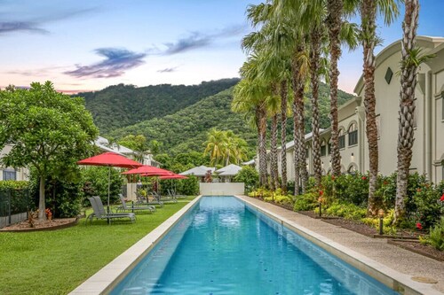 Walk to Palm Cove Beach & Resort Pools | Calypso