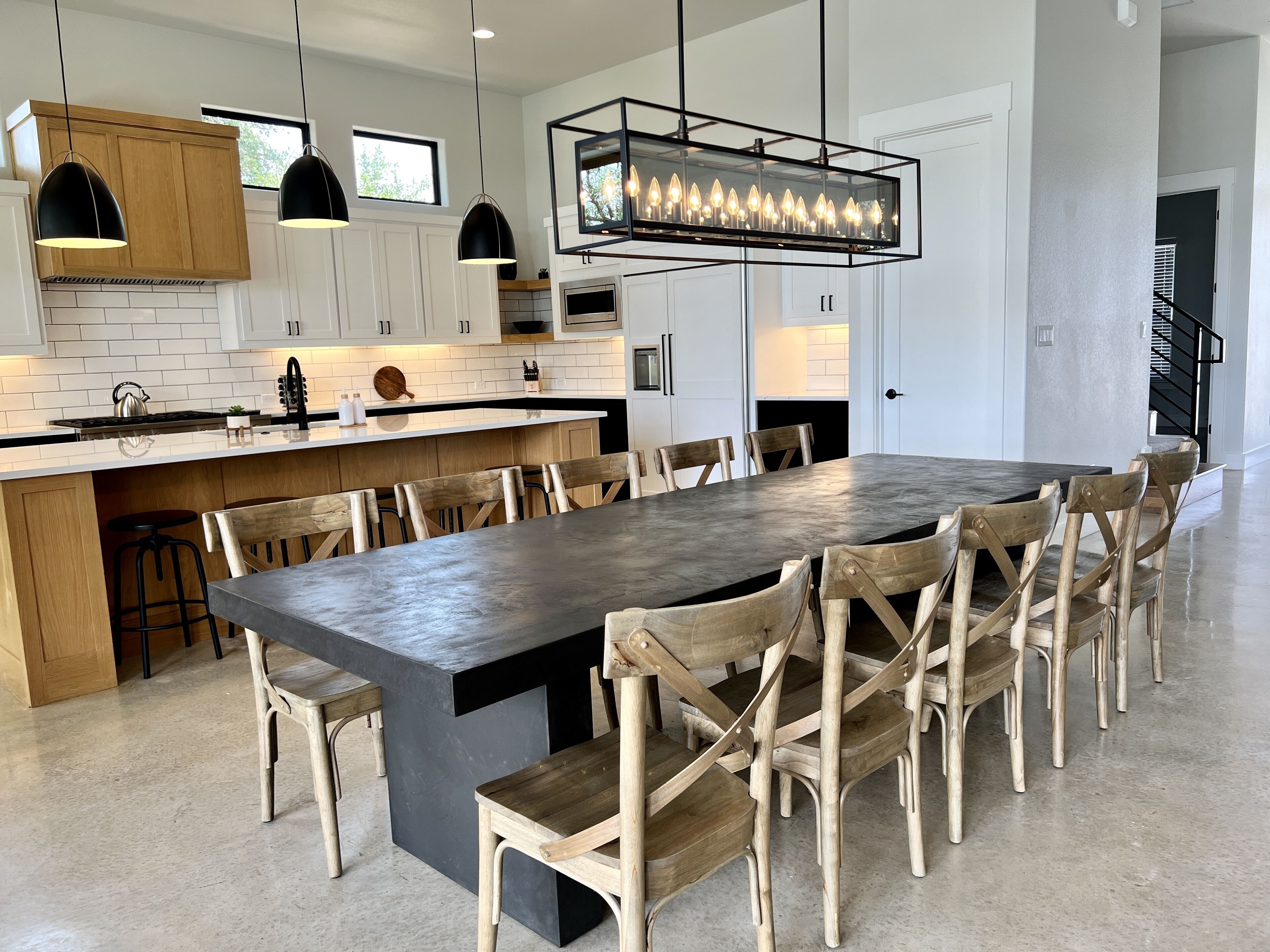 NEW Luxury Lakefront Resort with 4 King Suites - Private Pool & Spa - Quiet Cove