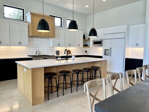 Fridge, microwave, oven, stovetop - NEW Luxury Lakefront Resort with 4 King Suites - Private Pool & Spa - Quiet Cove (Kingsland)