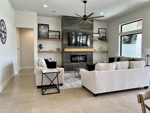 Smart TV, caminetto, tavolo da ping pong