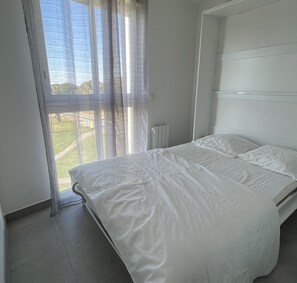 2 bedrooms, iron/ironing board, bed sheets