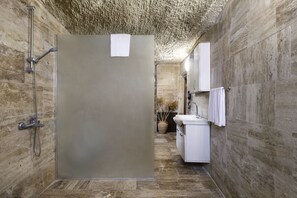 Habitación doble exclusiva, 1 habitación | Baño | Regadera, regadera tipo lluvia, amenidades de baño gratuitas 