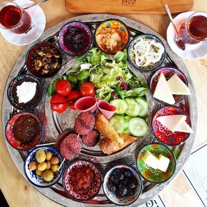 Desayuno buffet (EUR 15 por persona) 