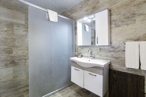 Standard Double Room, 1 Bedroom | Bathroom | Shower, rainfall showerhead, free toiletries, hair dryer - Aladino Cave Suites (Ürgüp)