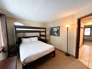 2 slaapkamers, een strijkplank/strijkijzer, gratis wifi, beddengoed