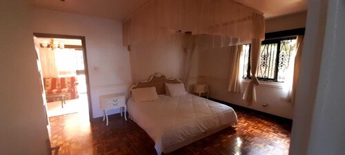 Romantic  villa with private balcony — 5 min from village market !