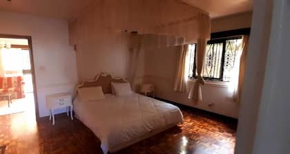 Romantic villa with private balcony — 5 min from village market !