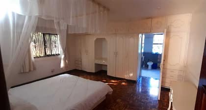 Romantic villa with private balcony — 5 min from village market !