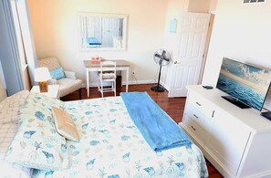 4 habitaciones, escritorio y tabla de planchar con plancha