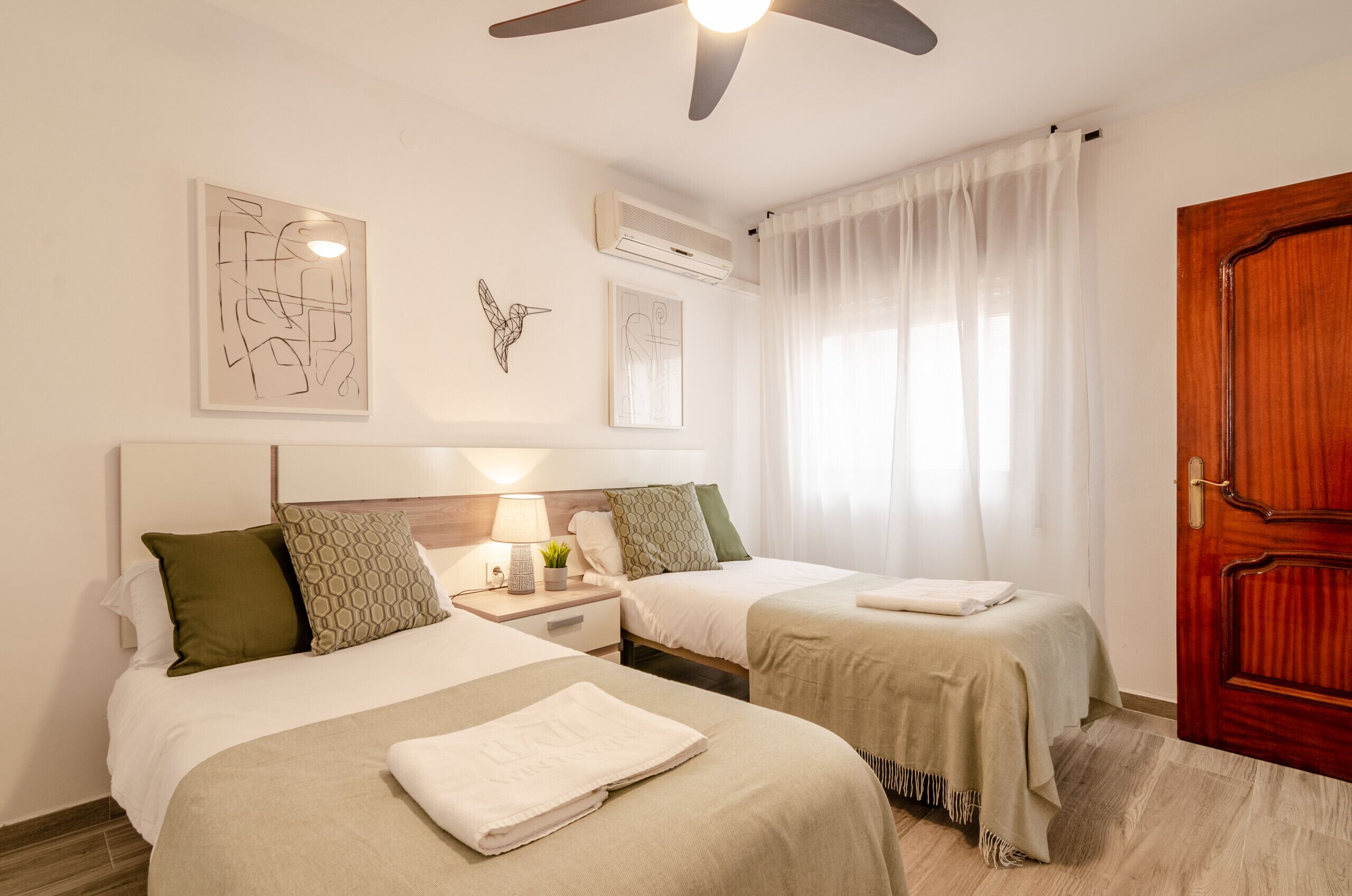 2 habitaciones, tabla de planchar con plancha y cuna de viaje 