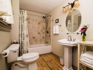 Combined shower/bathtub, hair dryer, towels