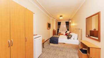 Deluxe Triple Room | Desk, laptop workspace, blackout drapes, soundproofing