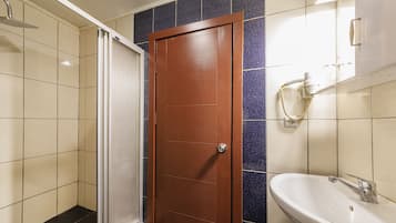 Deluxe Triple Room | Bathroom