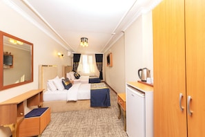Deluxe Triple Room | Desk, laptop workspace, blackout drapes, soundproofing