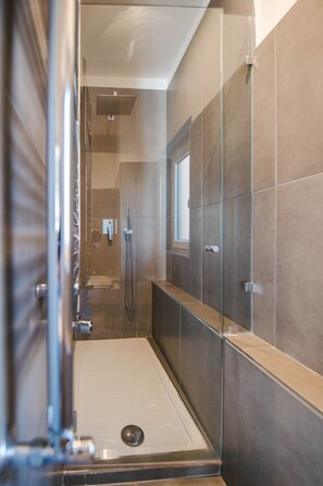 Ducha del cuarto de baño