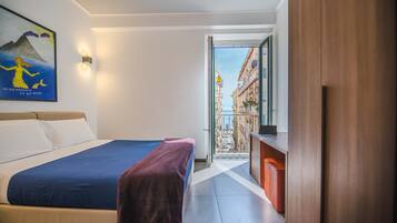 Habitación Deluxe | Escritorio, espacio para trabajar con laptop y cortinas blackout