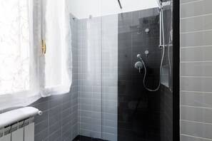 Douche, sèche-cheveux, serviettes fournies, savon