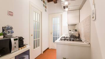 Kühlschrank, Mikrowelle, Herdplatte, Wasserkocher