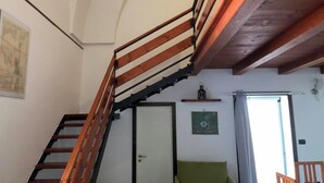 Eine Treppe mit Holzgeländern, die zu einer oberen Etage führt.