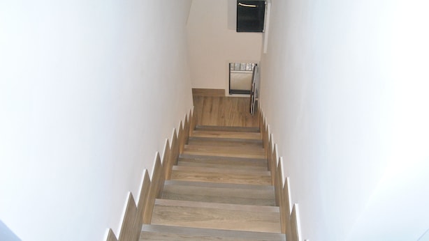 A staircase with wooden steps and white walls. - Agrigento Centre - 1-bed Apartment - Sleeps 4 (Agrigento)