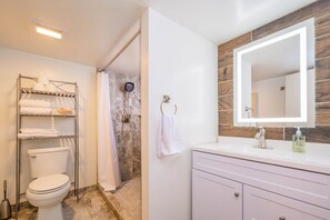 Baignoire, articles de toilette (gratuits), séchoir à cheveux