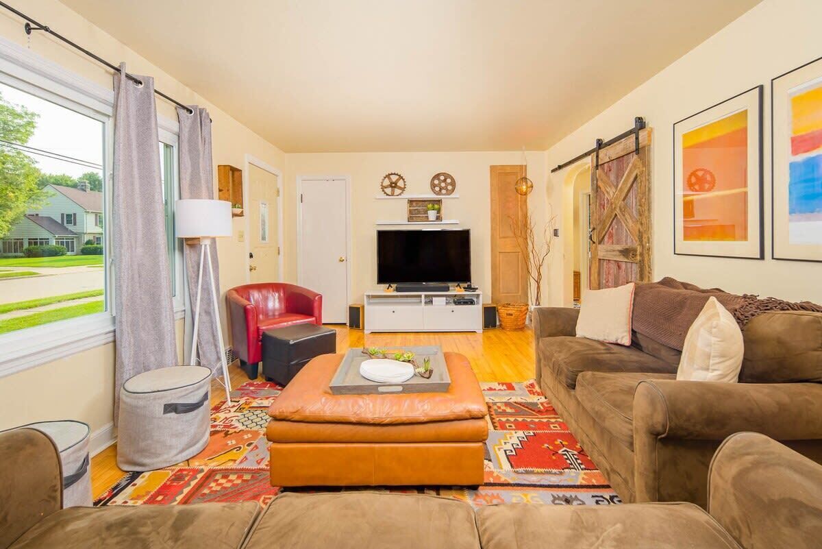 5 Star Home 4 Bedroom, Chef's Kitchen, Downtown - Appleton, WI