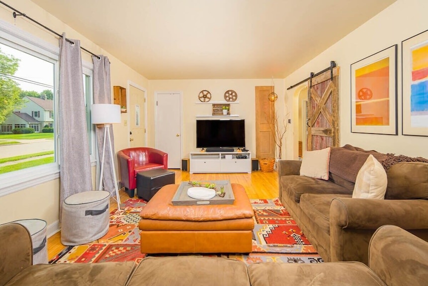 5 Star Home 4 Bedroom, Chef's Kitchen, Downtown - Appleton, WI