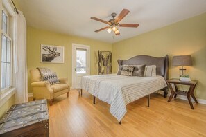 3 bedrooms, iron/ironing board, WiFi, bed sheets - Traveler Oasis Downtown Area Spacious Home, PAC (Appleton)