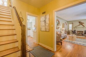 Televisio, pöytäjalkapallopöytä, työhuone