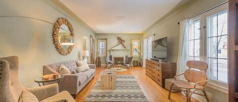 Fernseher, Tischfußball, Arbeitsbereiche