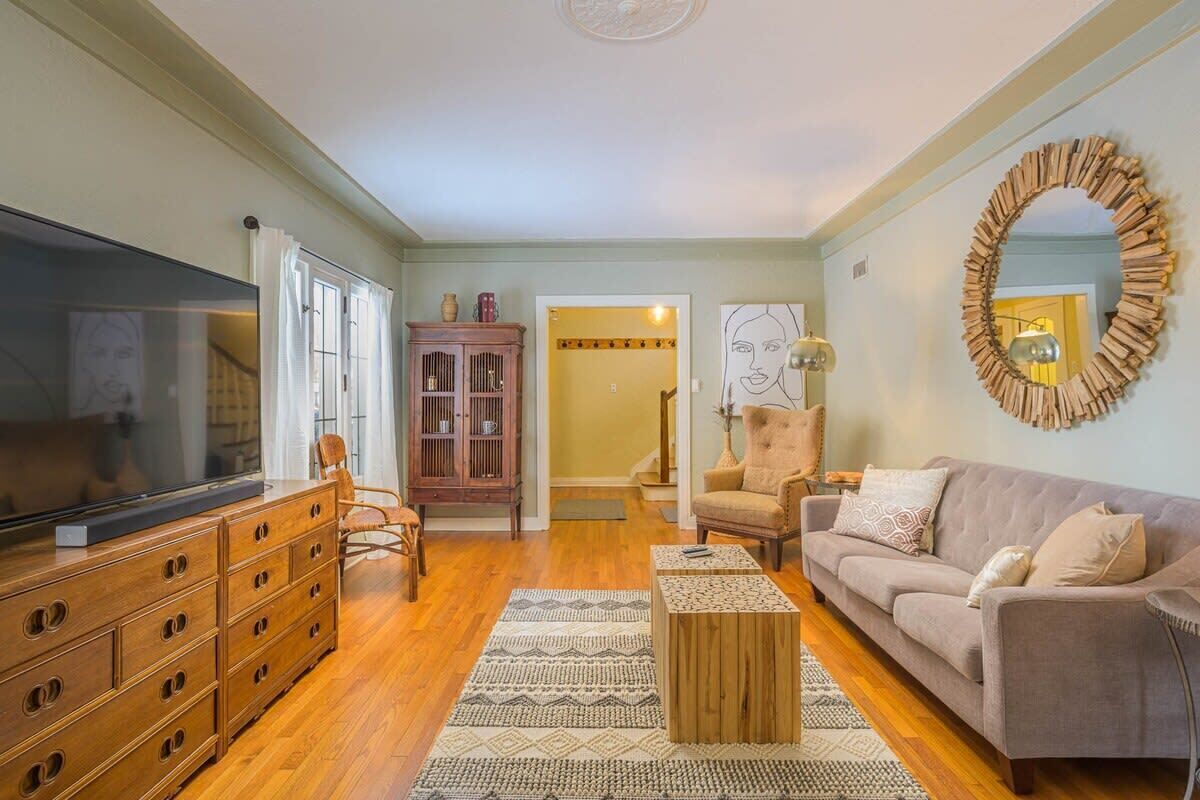 Televisión, futbolito, oficina