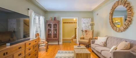 Televisión, futbolito, oficina