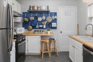 冷蔵庫、電子レンジ、オーブン、コンロ