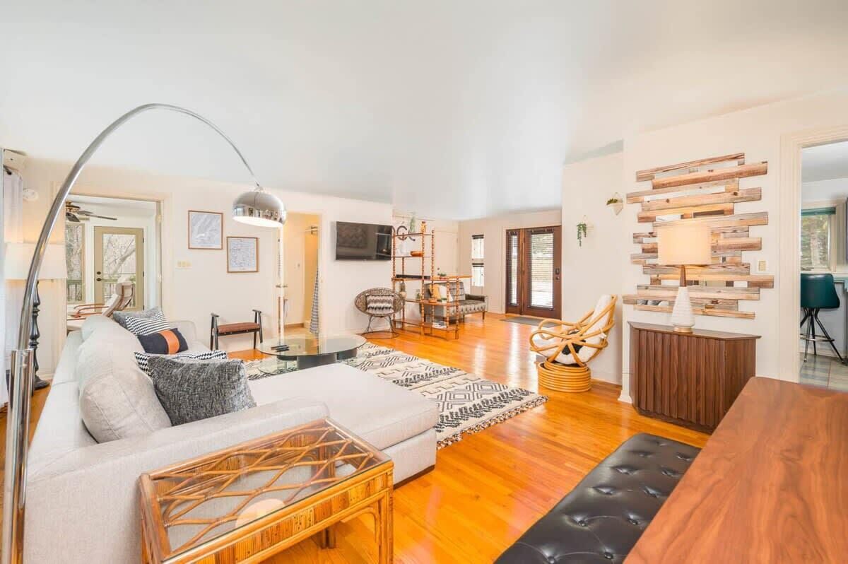 Télévision, cheminée, espaces bureaux