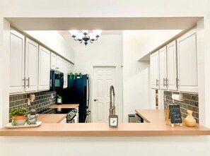 Jääkaappi, mikroaaltouuni, uuni, astianpesukone