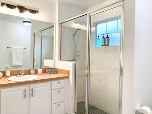 Badewanne, Haartrockner, Handtücher, Seife
