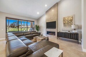 Smart TV, caminetto, videogiochi, lettore DVD