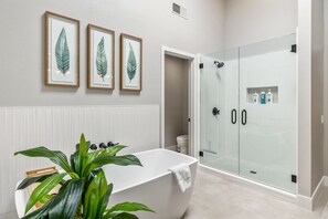 Bathtub, hair dryer, towels, soap - Beautiful Condo with Mountain & Sunset Views! Access to Tennis Courts & Pools! (Palm Desert)