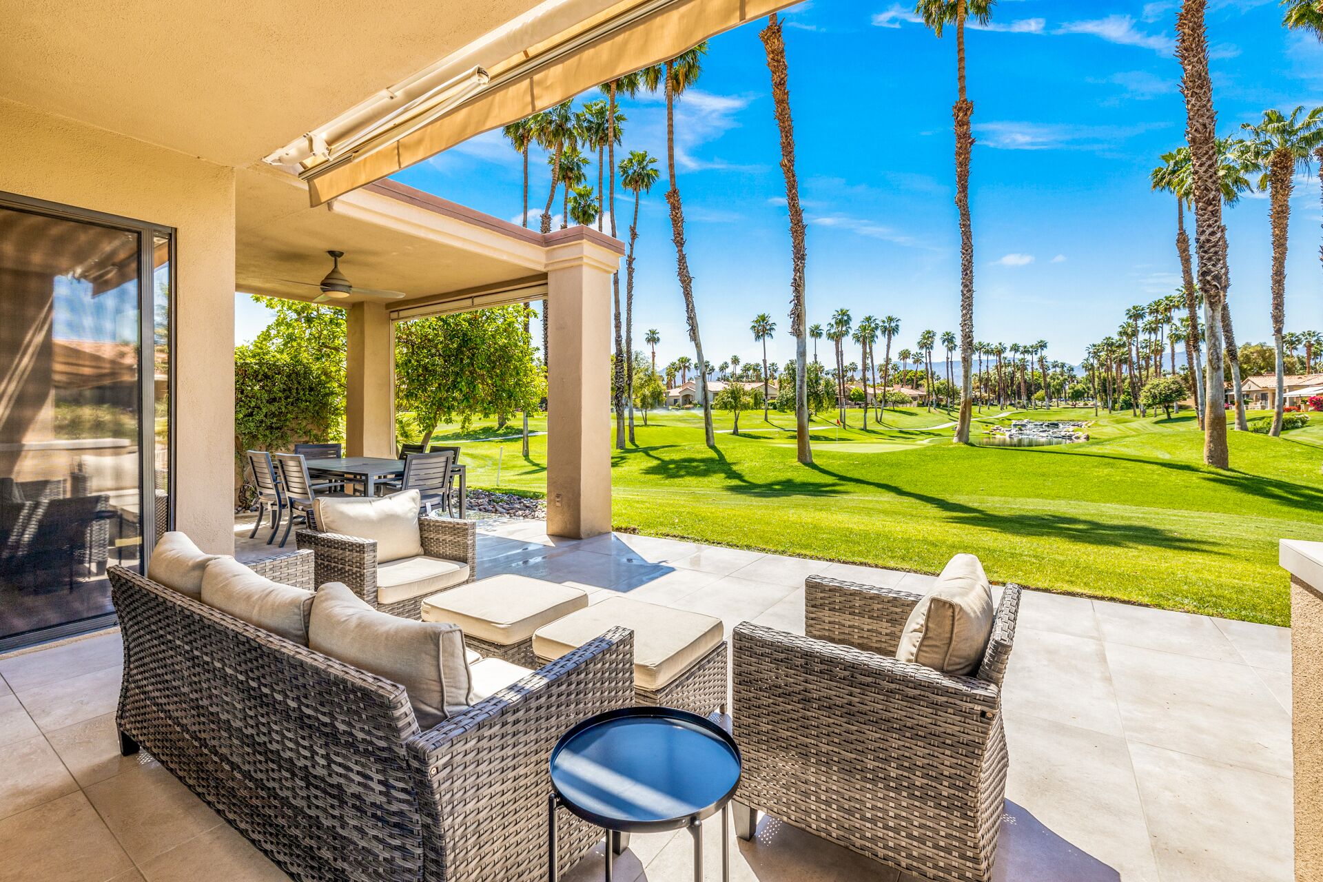 屋外ダイニングエリア