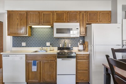 NO Cleaning Fees! Ground Level! Very Clean!! Close to attractions!!