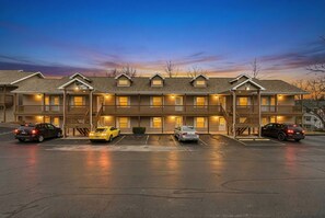 Exterior - SPECIAL!!! Rent 2 nights, get 3rd night FREE!!! No Stairs!! No Cleaning Fees!! (Branson)