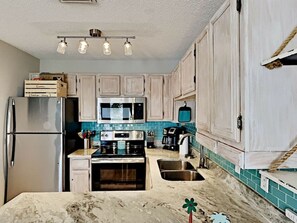 Kjøleskap, mikrobølgeovn, ovn og kokeplater