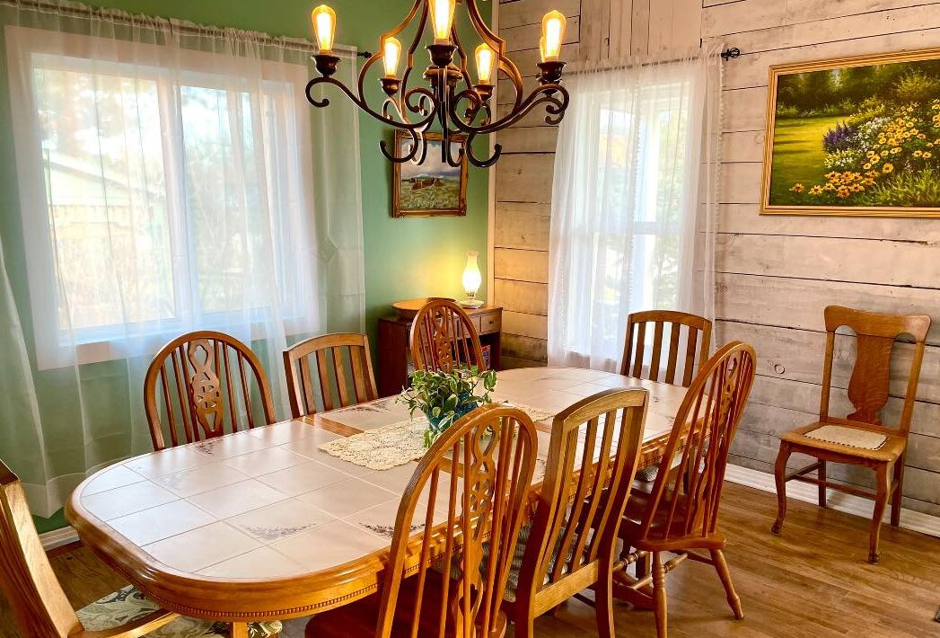 Homey Cottage- Close to Attractions- 3 bedrooms- Sleeps 11-13