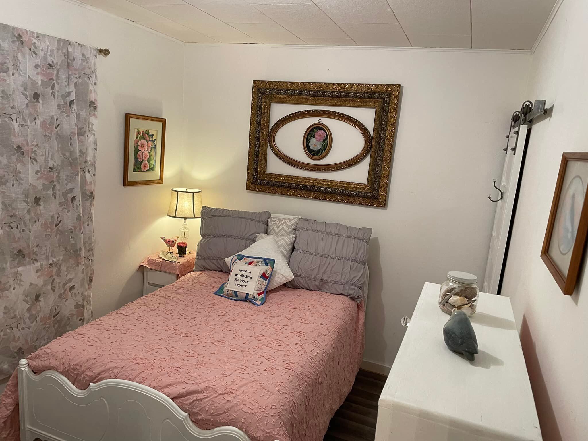 Homey Cottage- Close to Attractions- 3 bedrooms- Sleeps 11-13