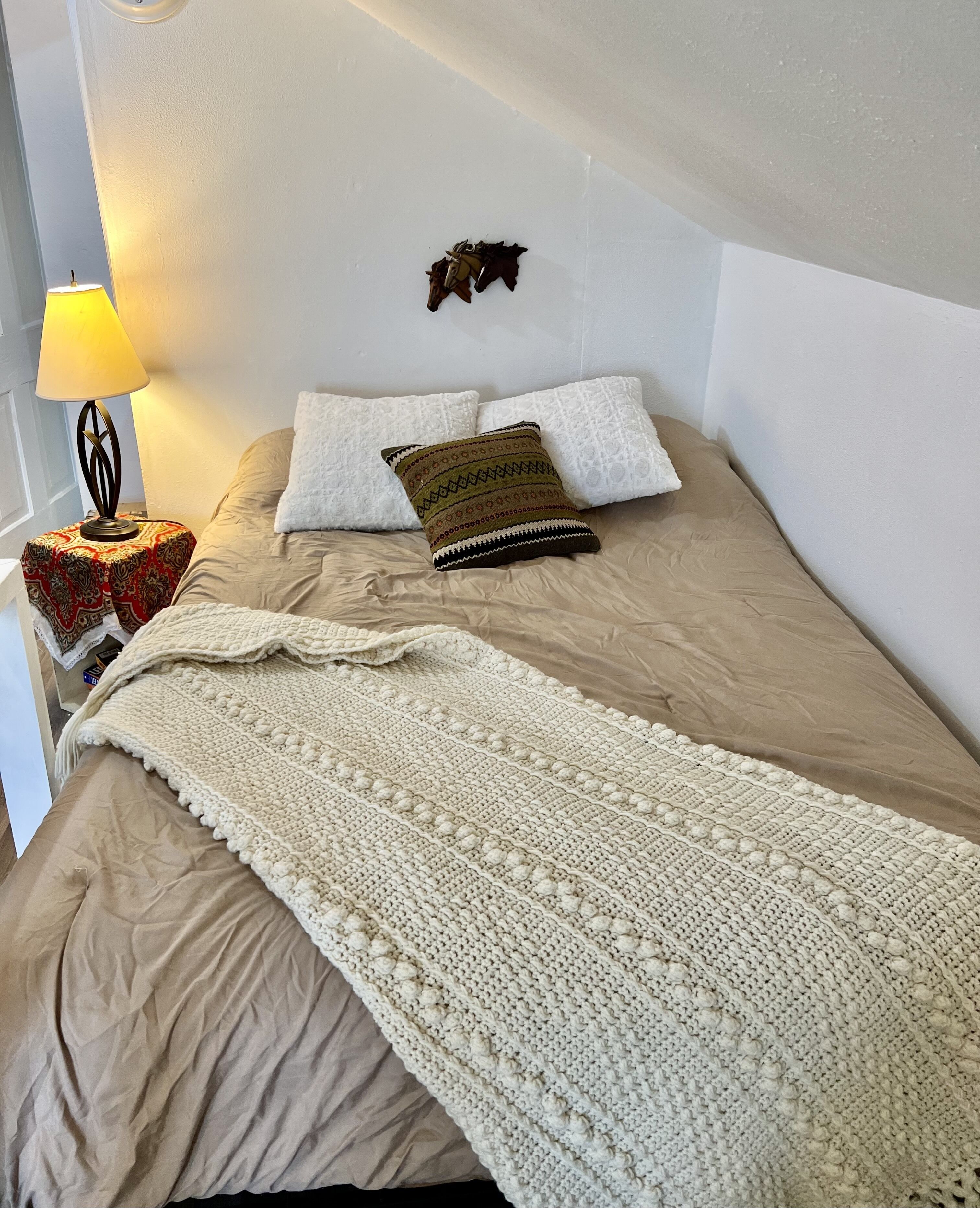 Homey Cottage- Close to Attractions- 3 bedrooms- Sleeps 11-13