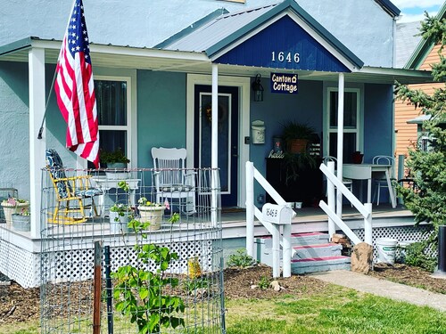 Homey Cottage- Close to Attractions- 3 bedrooms- Sleeps 10-13