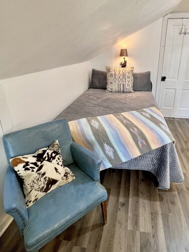 Homey Cottage- Close to Attractions- 3 bedrooms- Sleeps 10-13