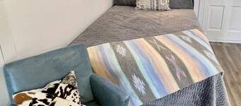 Homey Cottage- Close to Attractions- 3 bedrooms- Sleeps 10-13